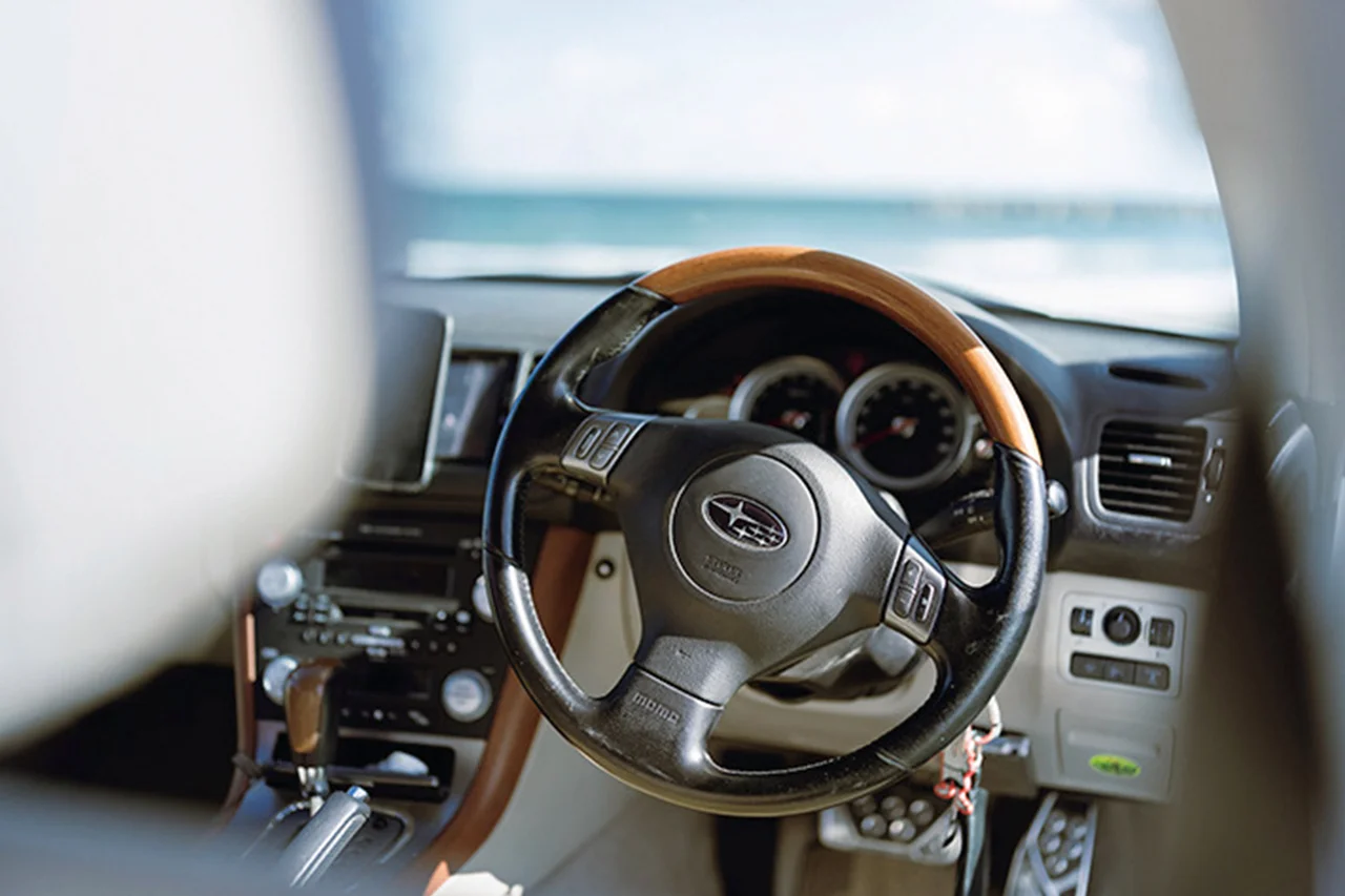 ウッドと本革を用いた有機的なインテリア