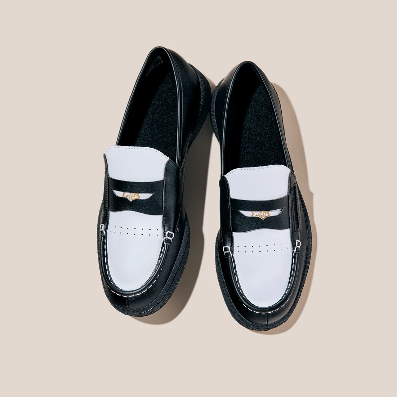 リーボック「クラブ シー」のローファースニーカー