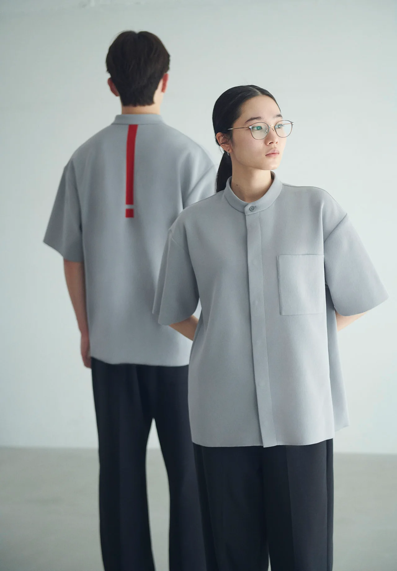 背面にはJINSのロゴを象徴する赤い「！」マークを配した