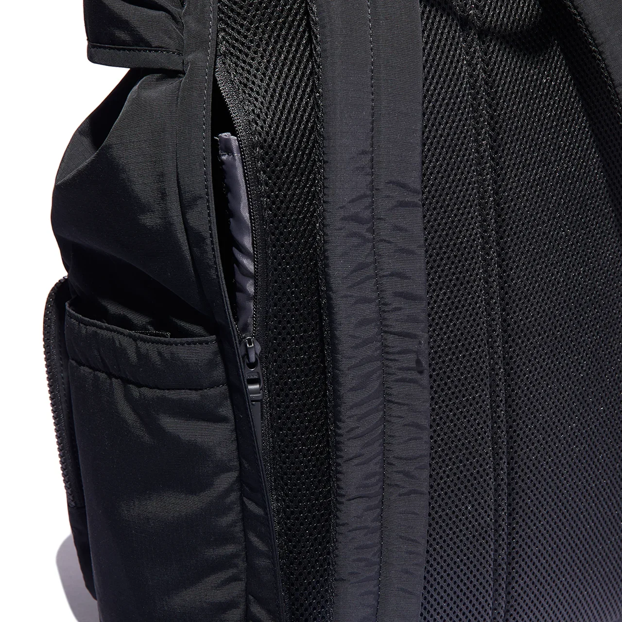 UNIQLO｜Multi Pocket Backpack