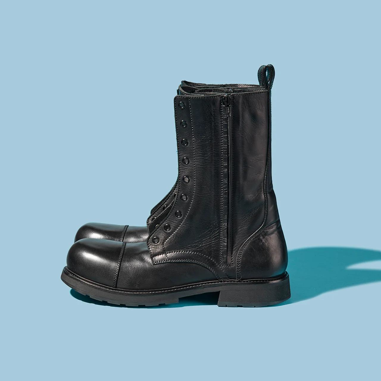 両サイドにマチ付きのジップクロージャーを配し、着脱のしやすさにも配慮