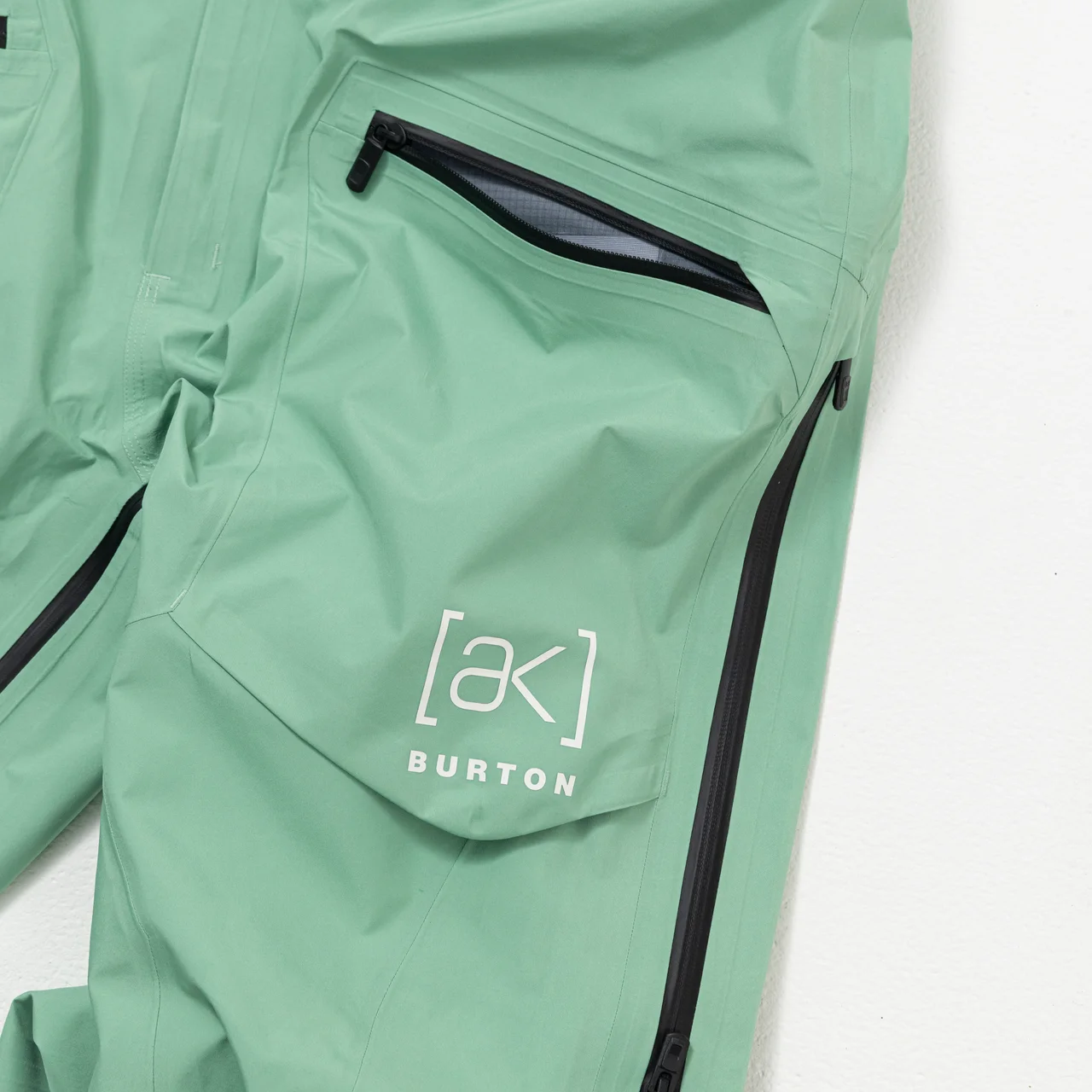 エディター私物 BURTON [ak]®のホバー ジャケット&フリーバード ビブパンツ