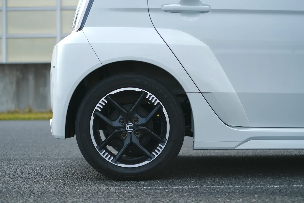 新たにデザインされた専用の15インチホイール