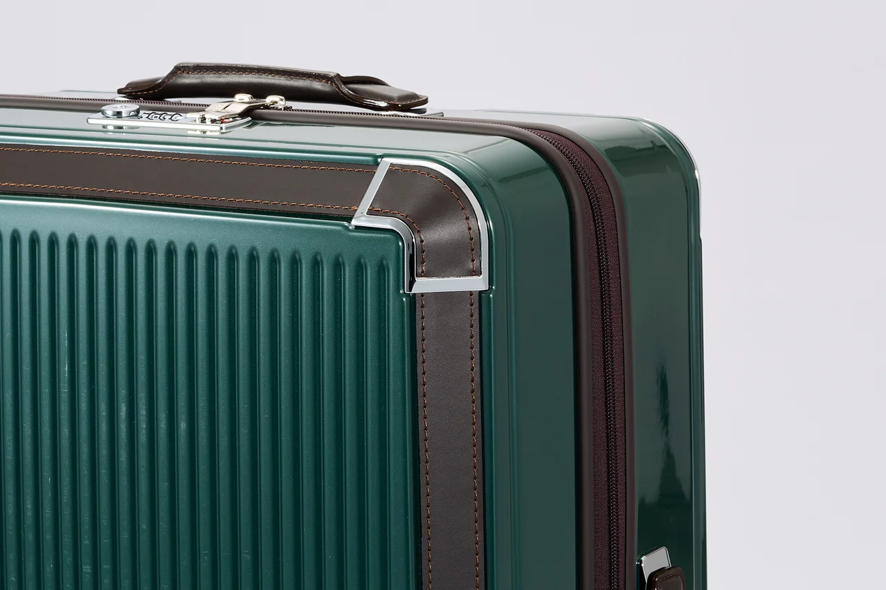 【差がつく大人のスーツケース】プロテカの「プレスティ」より新色ミッドナイトグリーンが登場。