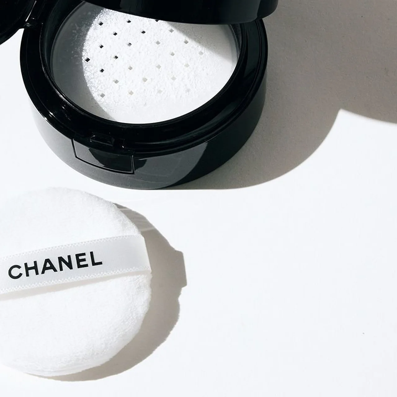 CHANEL「プードゥル ユニヴェルセル リーブル オン-ザ-ゴー 10」 中身