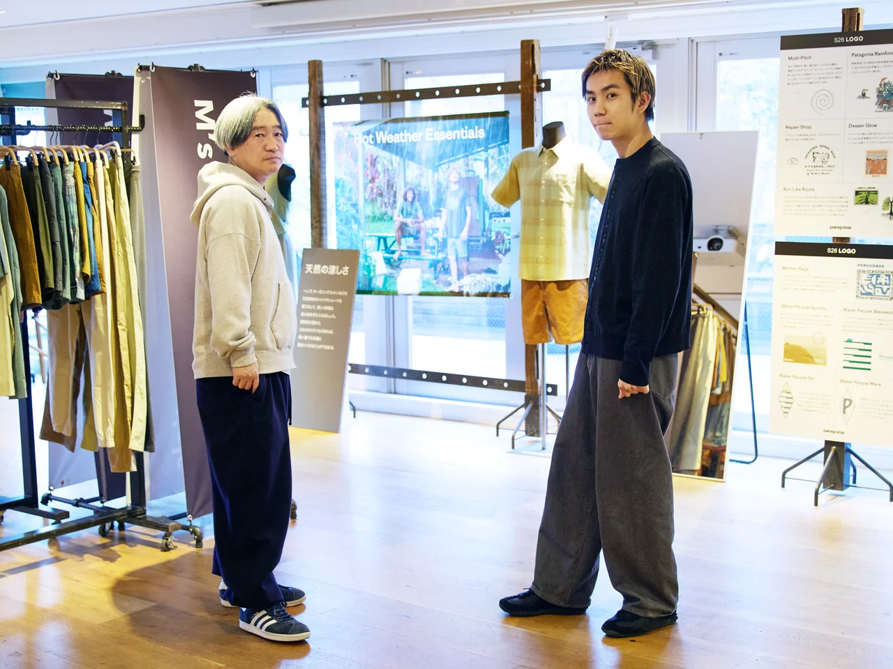 Men’s Lifestyle Essentials 天然素材の新作ロングパンツと 同色ロゴのアウターが今の気分にマッチ