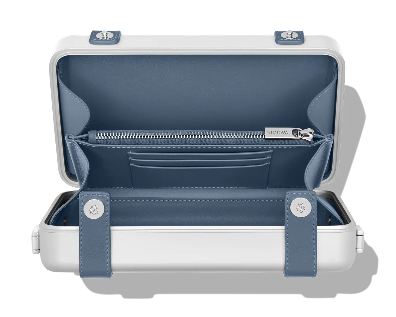 リモワから2026年1月8日に新たに販売される新色「パウダーブルー」のクロスボディバッグ「パーソナル」②