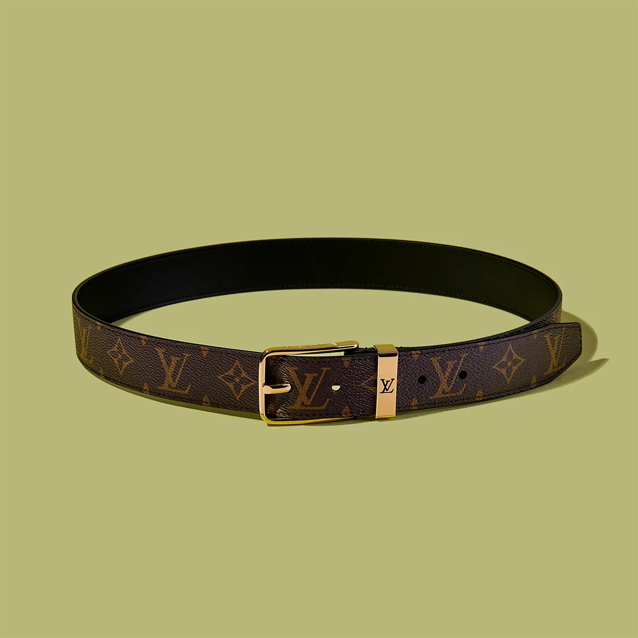 クラシックなブラウンカラーのモノグラム・キャンバスが映えるベルト