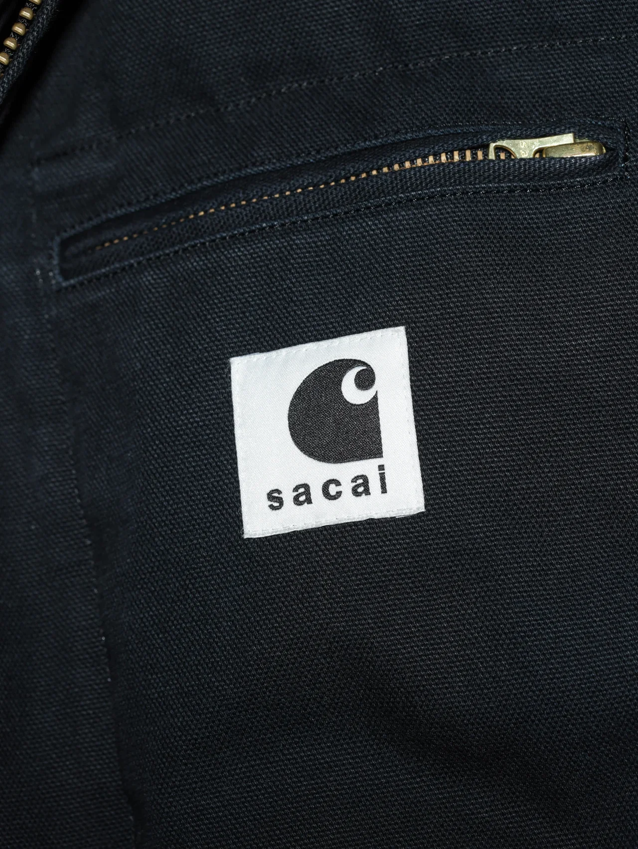 sacai x Carhartt WIPのウォッシュド ダック パファージャケット