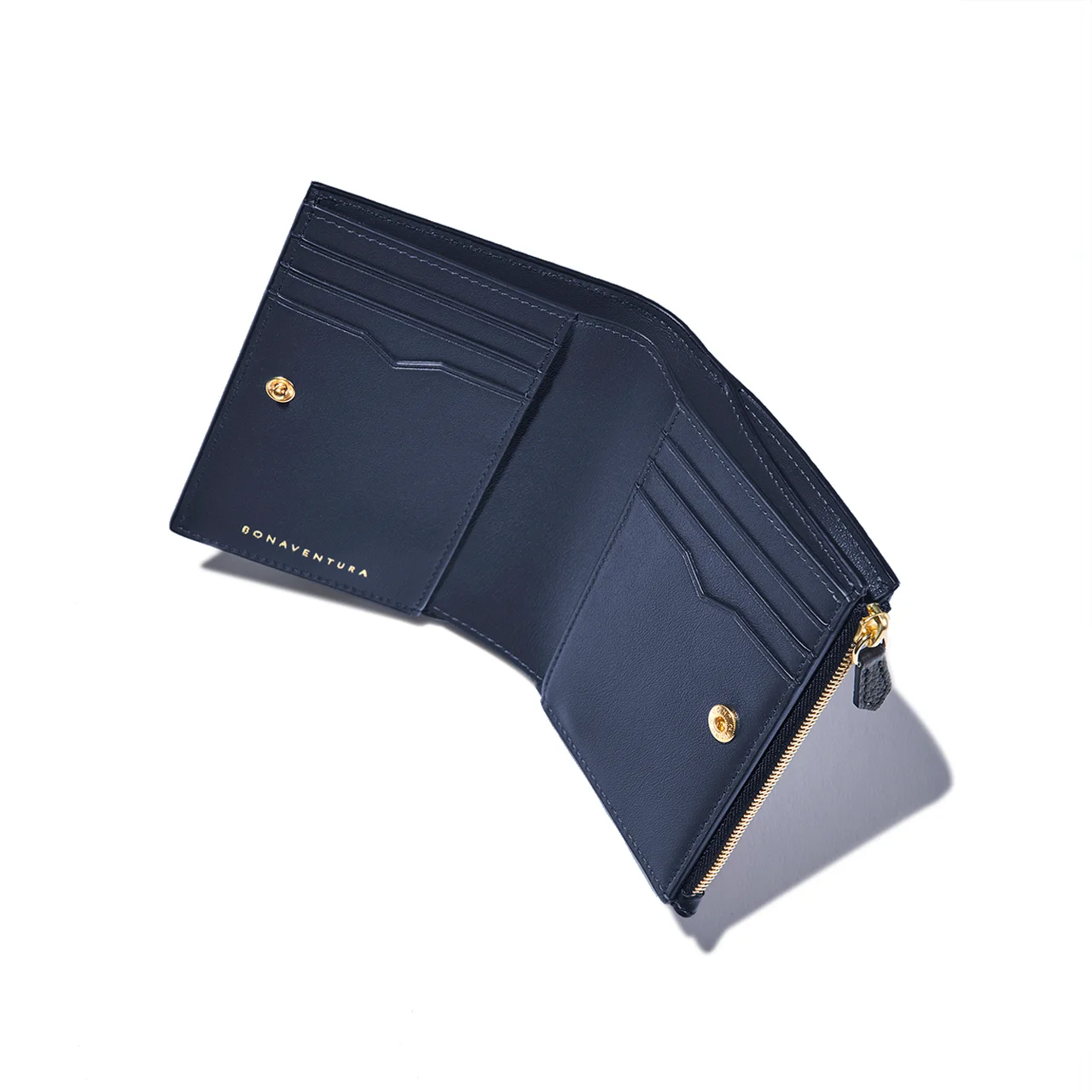 おすすめは内装にネイビーを配したバイカラータイプ