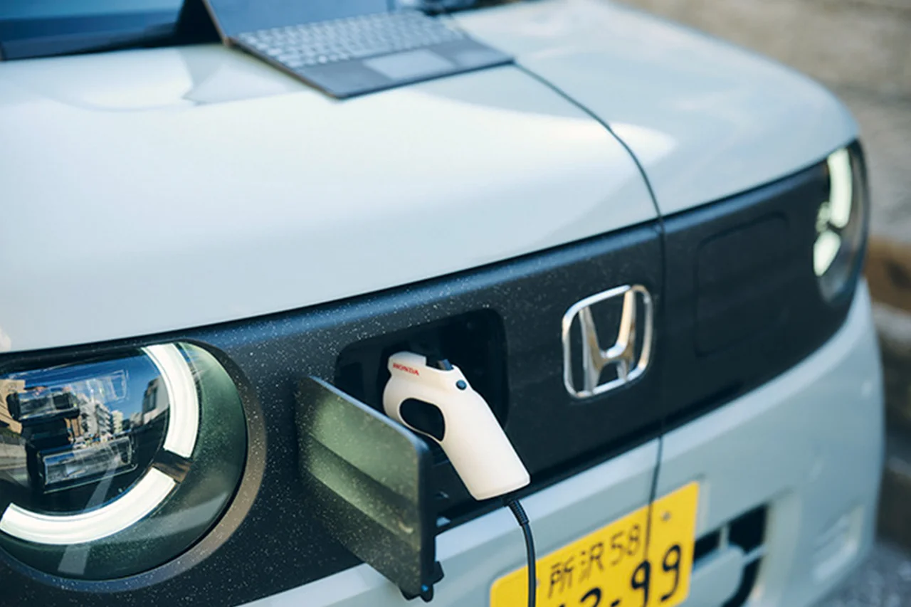 フロントから外部給電にも対応