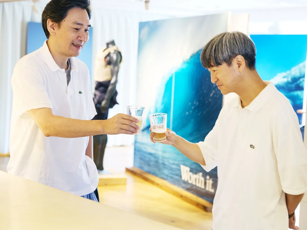 オーガニックラガーで乾杯する2人