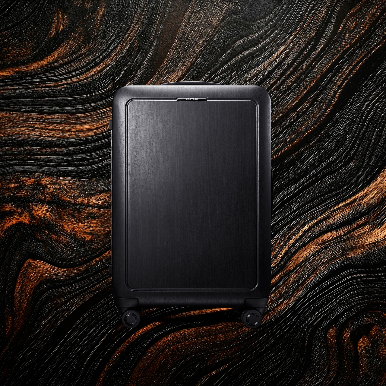 【差がつく大人の旅バッグ】「プロテカ」のラグジュアリーライン「J5 コレクション」のカスタムが常設に。対象となる「シスイ F」の「黒檀」。