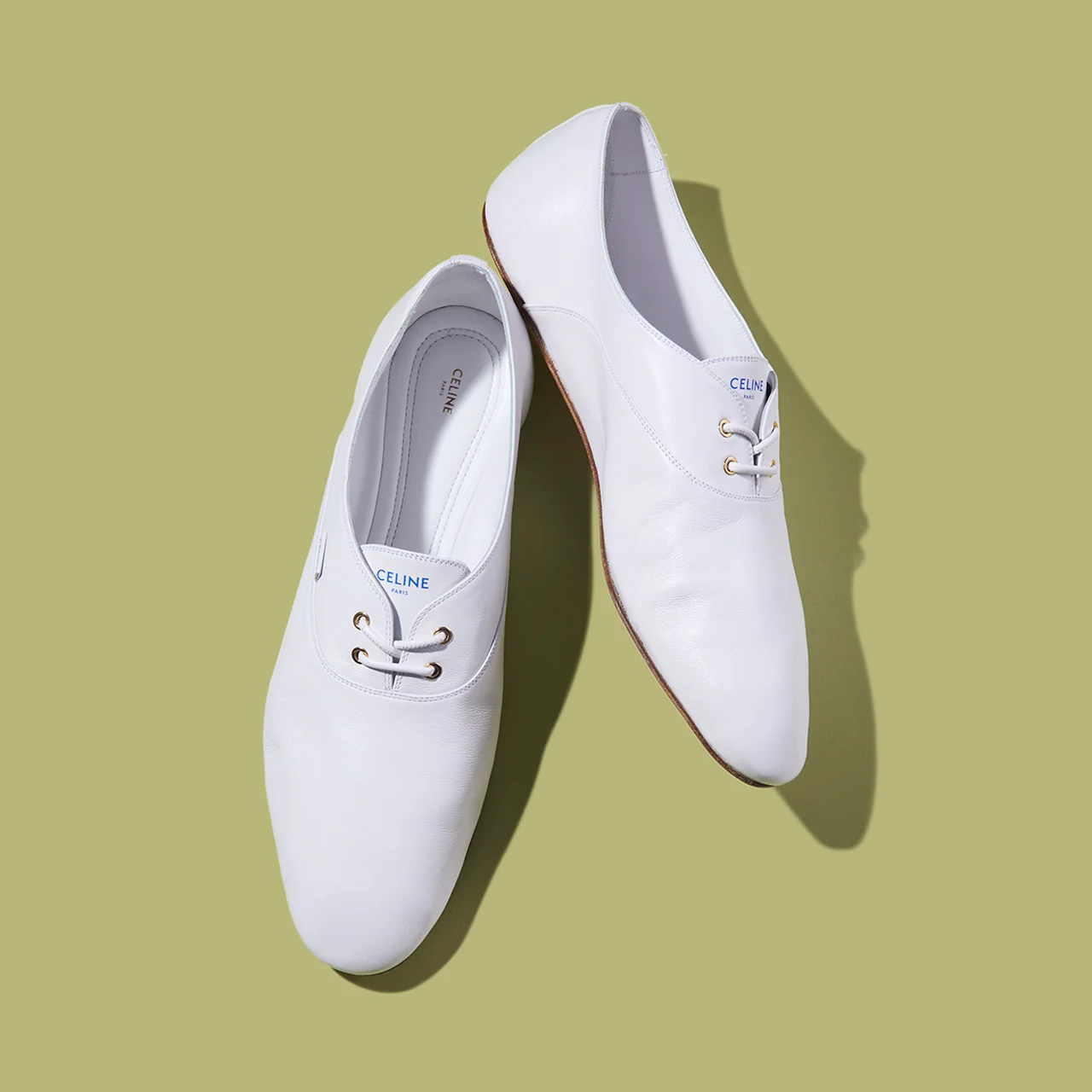 バレエシューズのデザインを取り入れた極薄底レザーシューズ