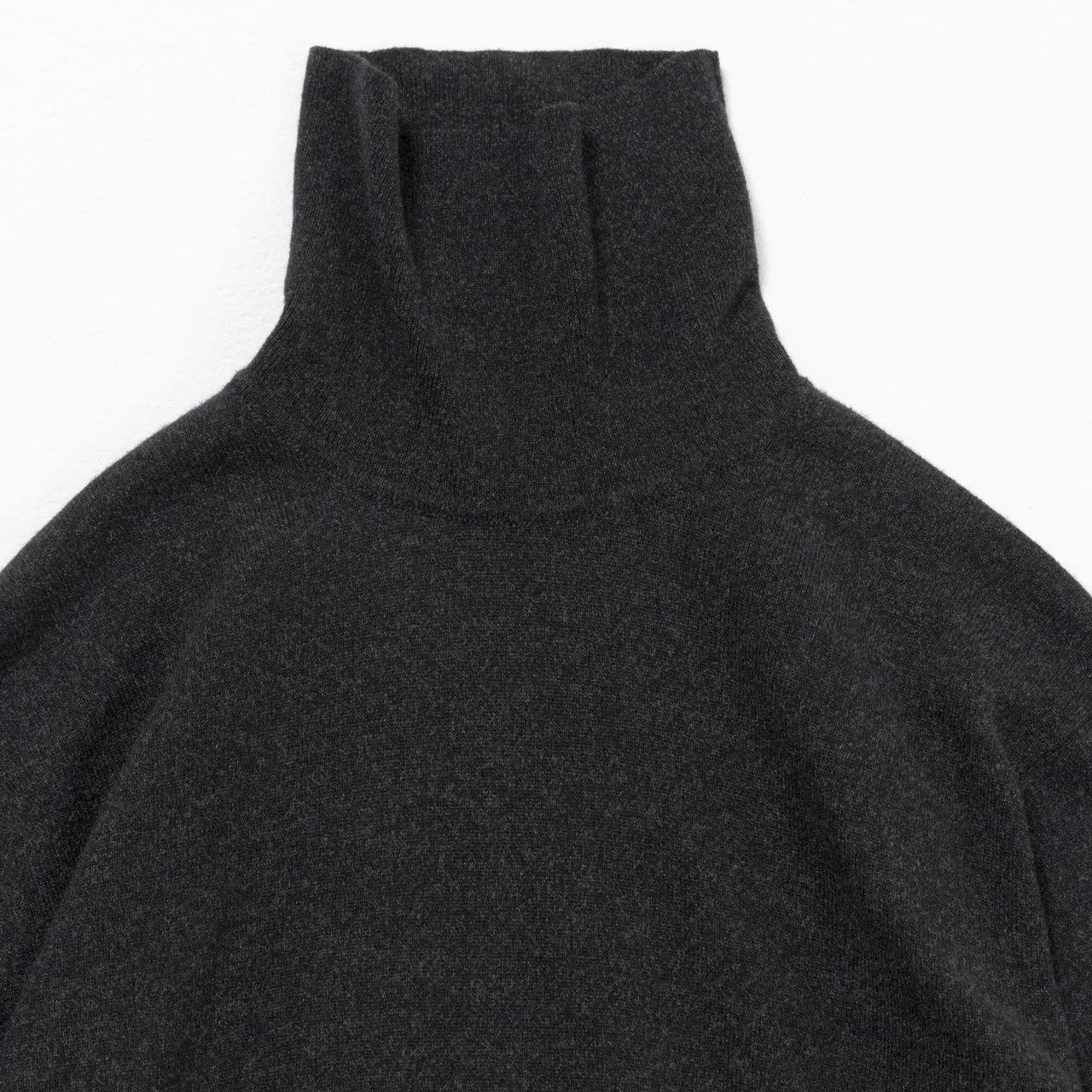 エディター私物 コモリの別注タートルネックニット