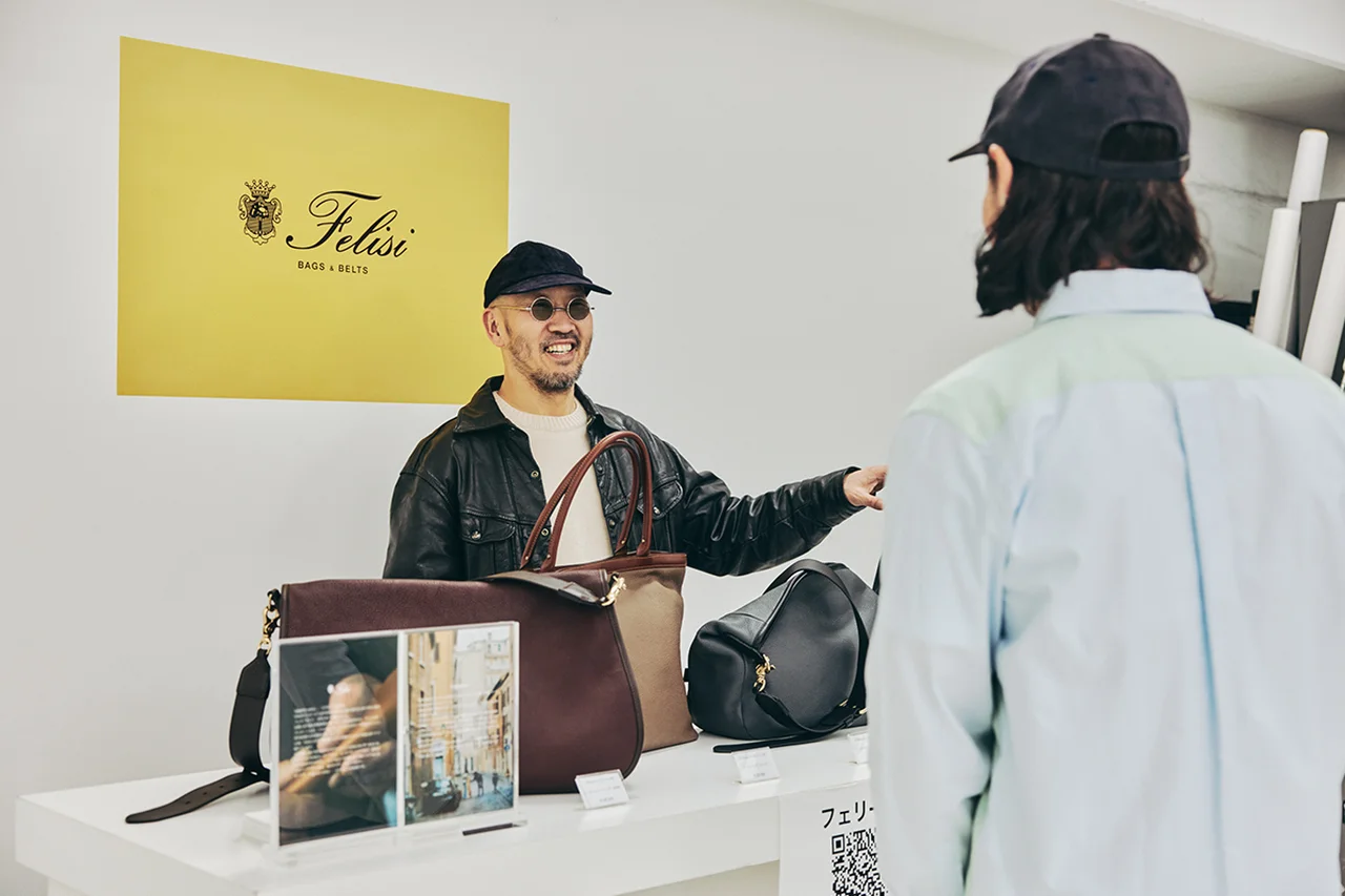 フェリージブースはファッションディレクターの金子恵治さんが接客に立つ場面も