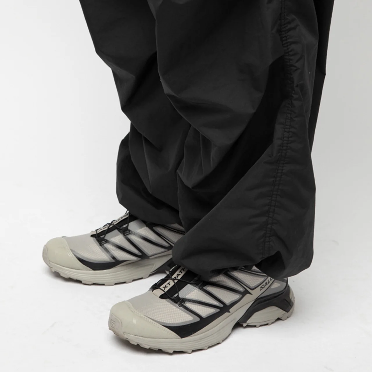 おしゃれな大人の着こなし｜SALOMONのスニーカー