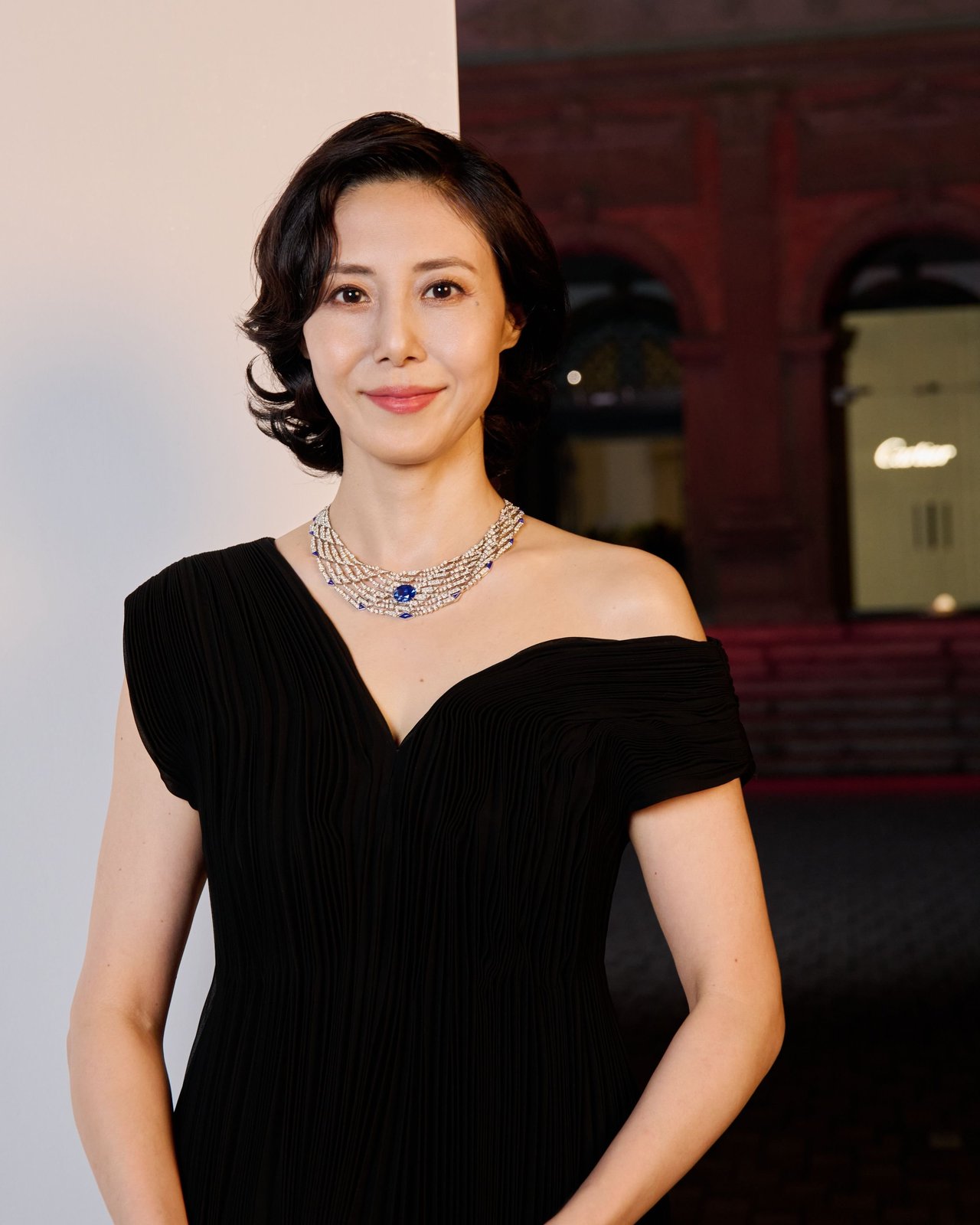 松嶋菜々子がカルティエの最新ハイジュエリーを身に着けて登場。
