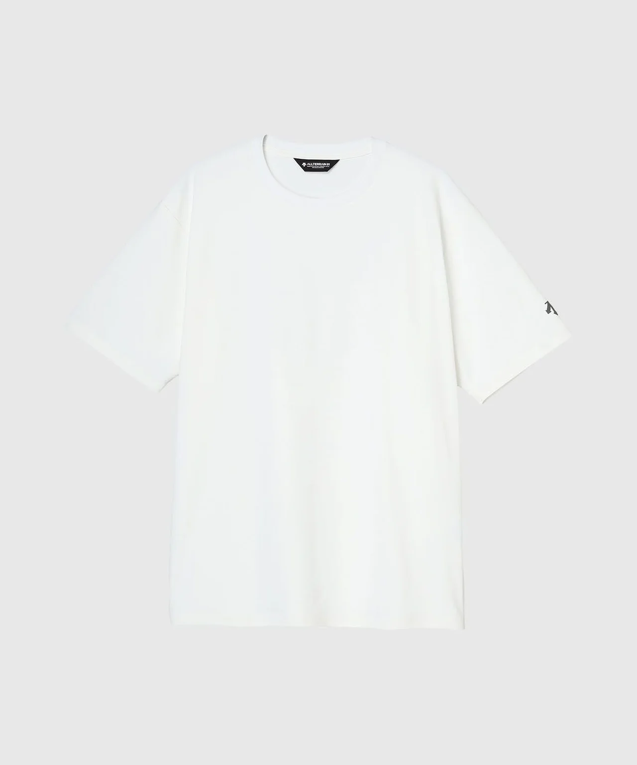 ゆったりとしたBOXシルエットで都会的なムードの高機能Tシャツ
