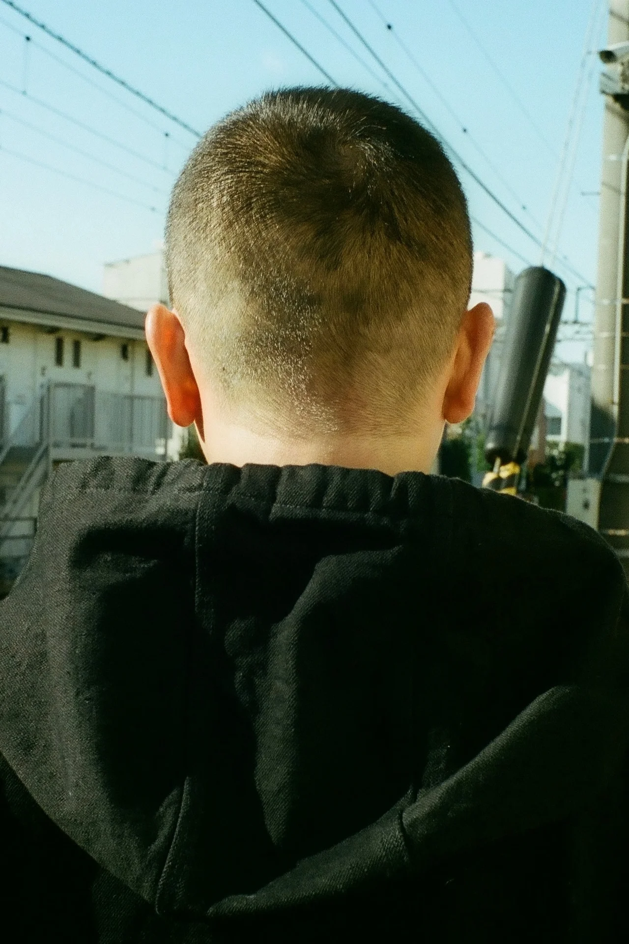 大人のためのミニマルな丸刈り メンズヘア