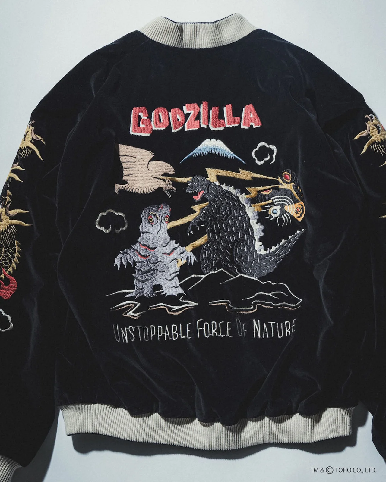 背面には富士山の下で対峙するゴジラ、モスラ、ラドン、ヘドラを刺繍