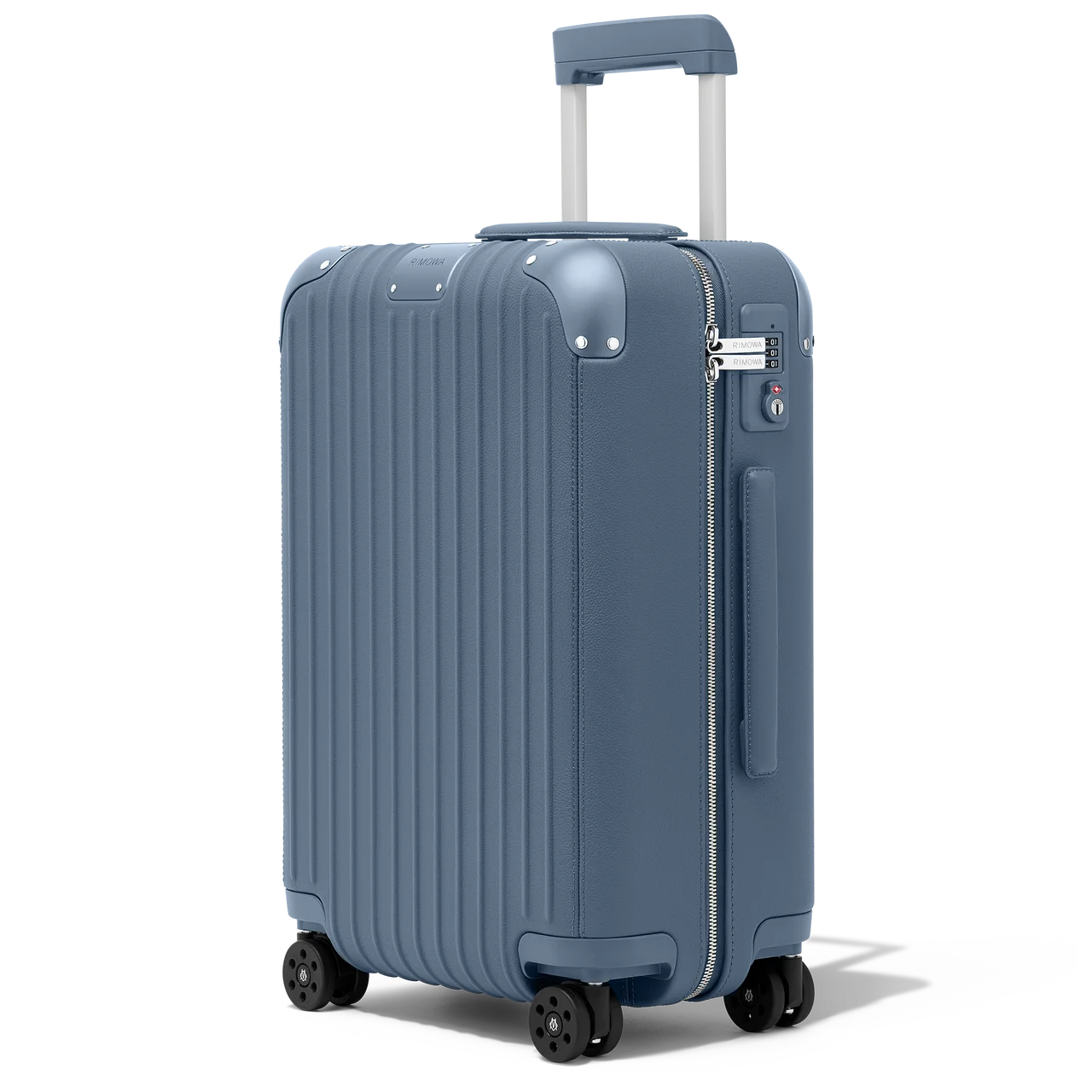 リモワから2026年1月8日に新たに販売される新色「パウダーブルー」のスーツケース「ディスティンクト」②