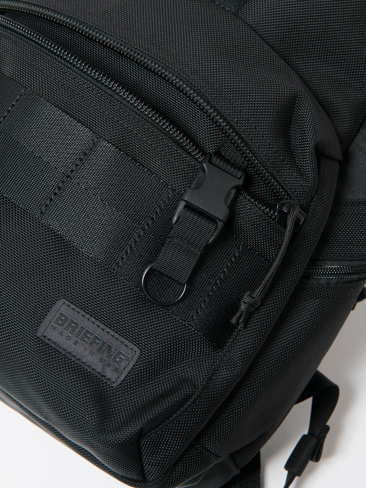 BRIEFINGの”DELTA”バックパックのフロントの立体ポケット