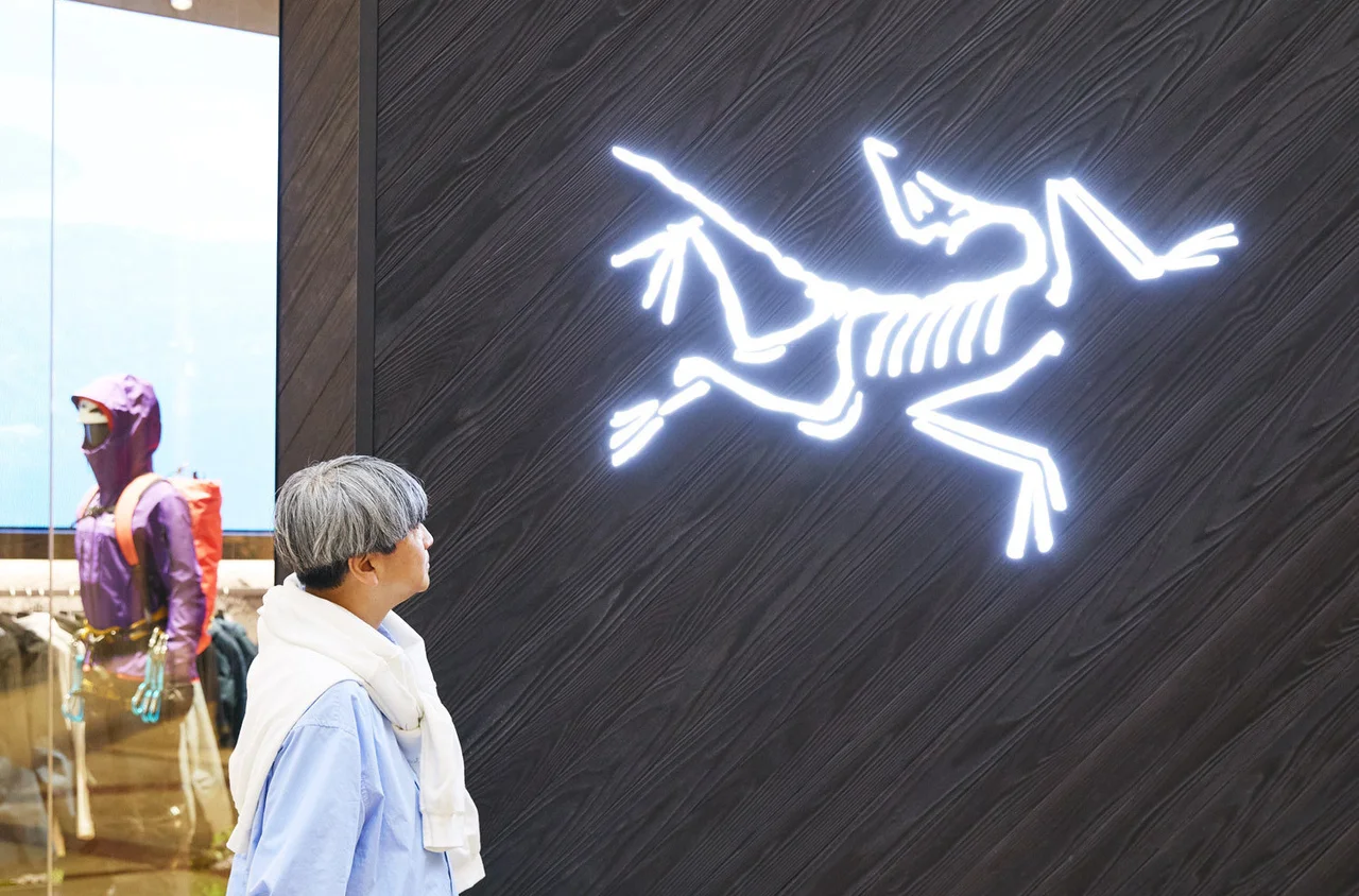 バードロゴがアイコニックな正面入り口