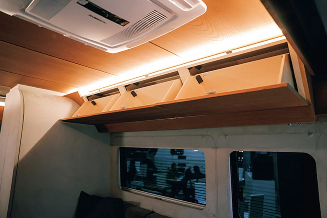 ルーフライニングの左右に隠し収納