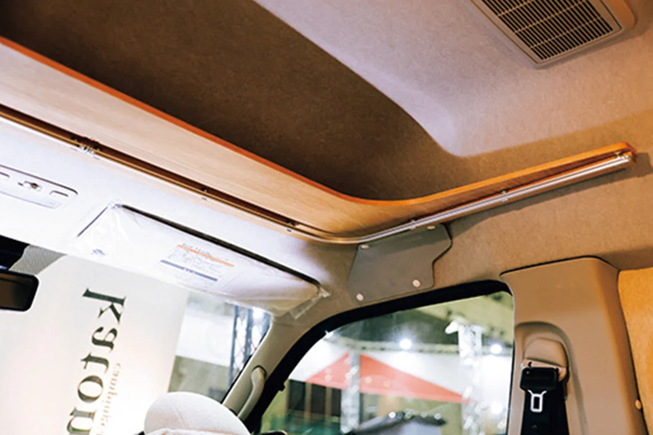 運転席とリアシートの天井高の違いはウッドの仕切りでうまく対応