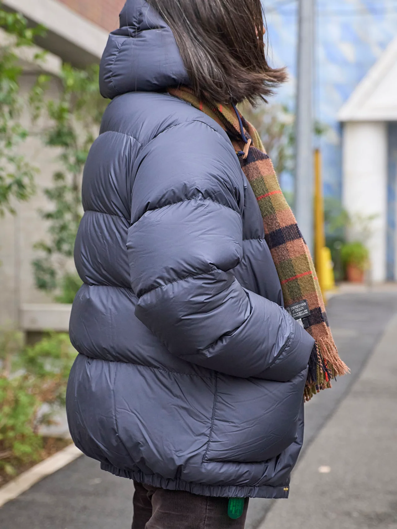 ダウンはフランス産のホワイトダックダウンを、三重県の工場で洗浄して封入。縫製にも日本の高い技術が生かされていて、軽くてあたたかく、着心地も抜群です