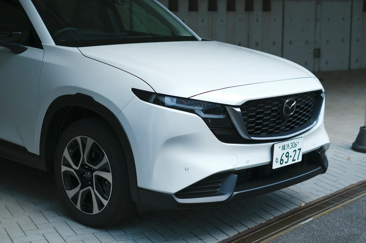 フロントバンパーの両脇に有機的なくぼみが入ったデザイン