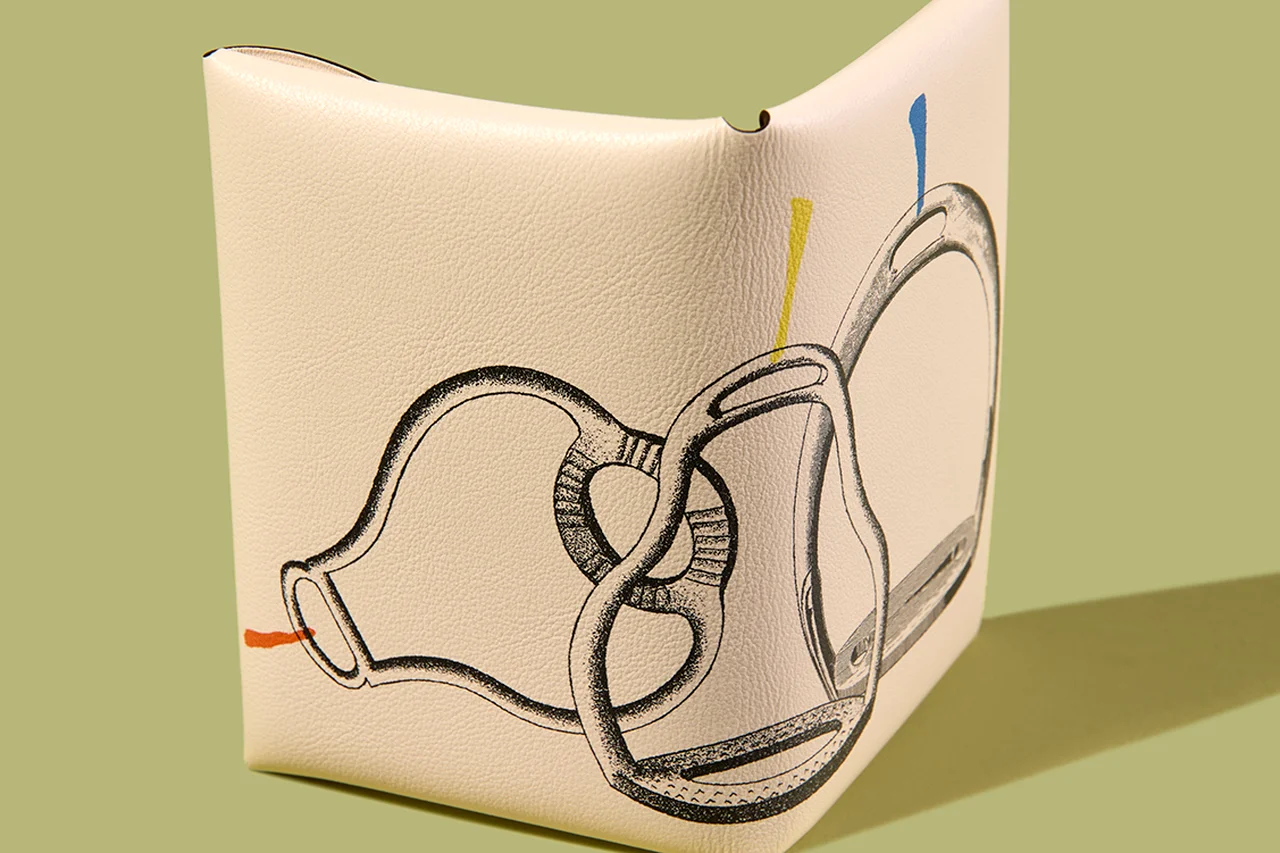 【エルメス】春夏新作小物5選。《カルヴィ》 デュオ コンパクトの新柄、縦横で持てるクロスボディバッグ、トレーナースタイルの薄底スニーカーに注目