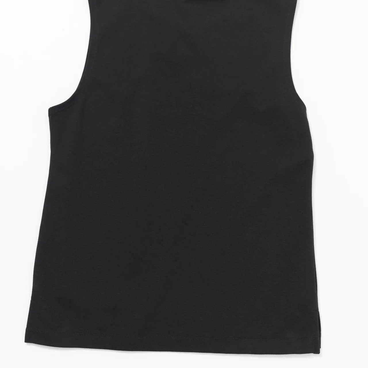 【エディター私物】UNIQLOのエアリズムコットンノースリーブTシャツ 全体