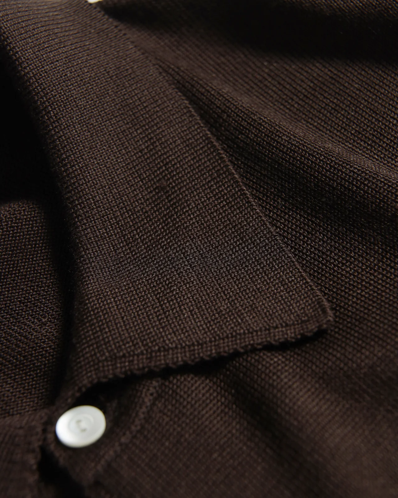 HERILLのシルクニットポロシャツ 襟