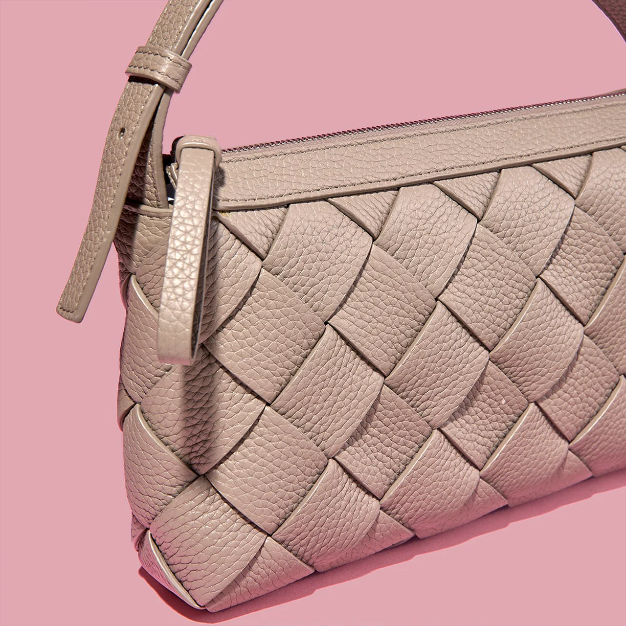 シボが際立つ広幅のイントレチャートグレインレザーを斜めに編み込んだ「ディアゴ」