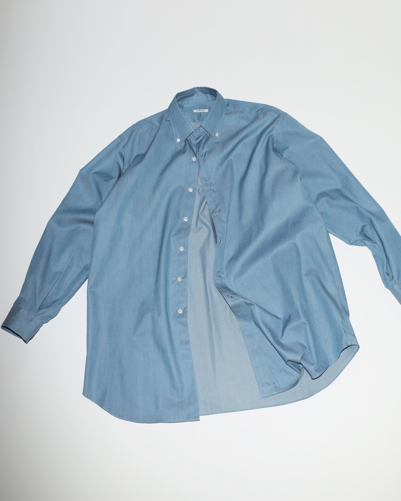 FRAYのシャンブレーシャツ「COMO」