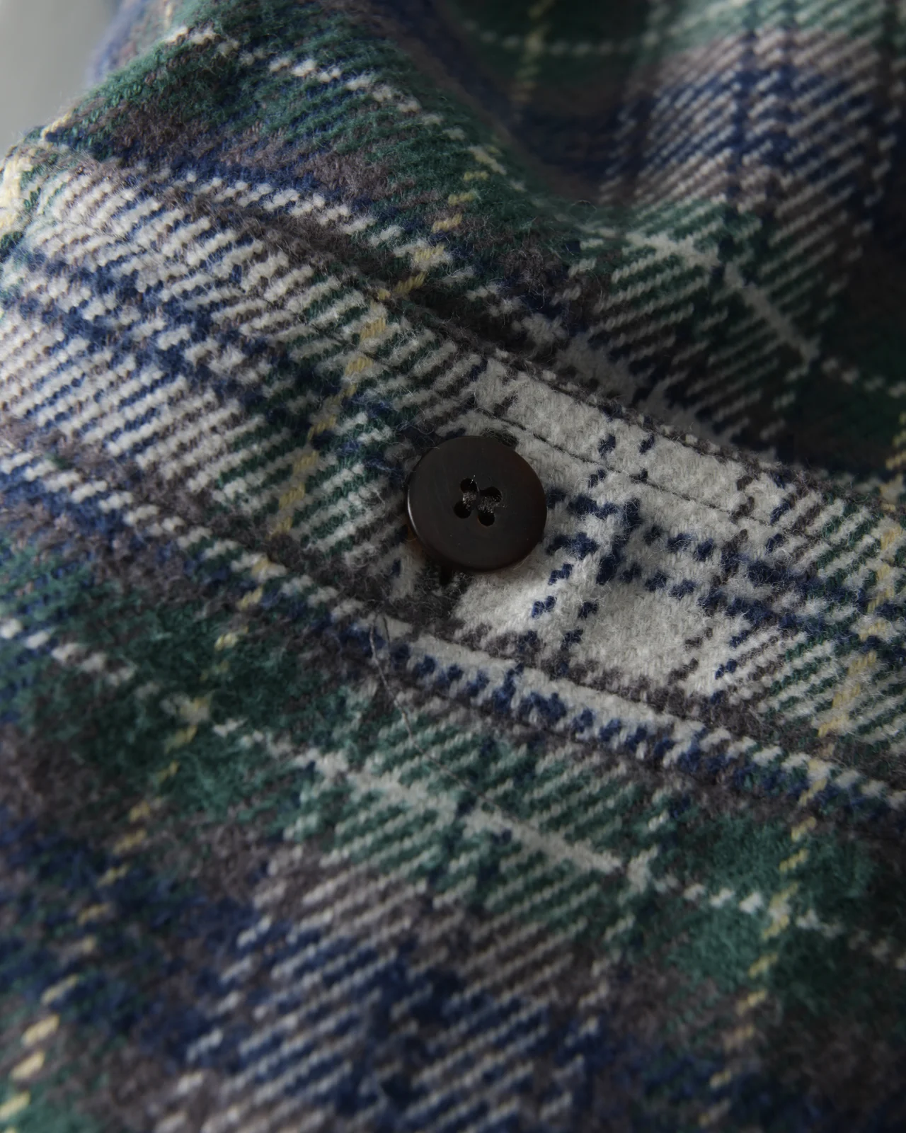 visvimのフランネルシャツ ボタン