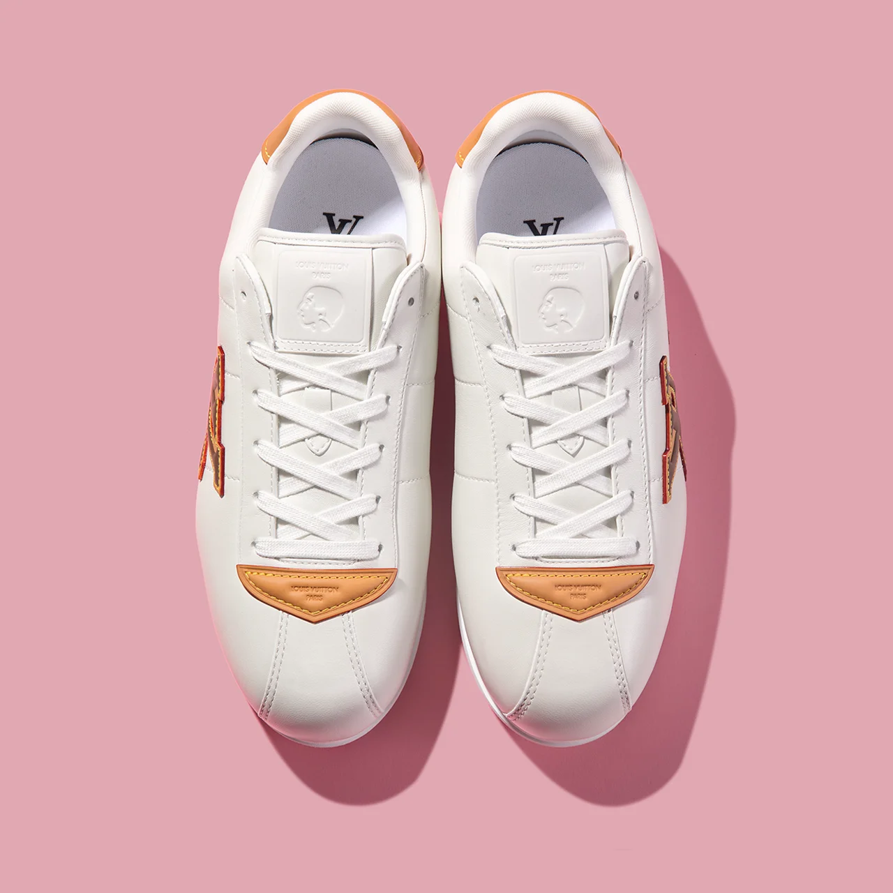 新色のホワイト×タン