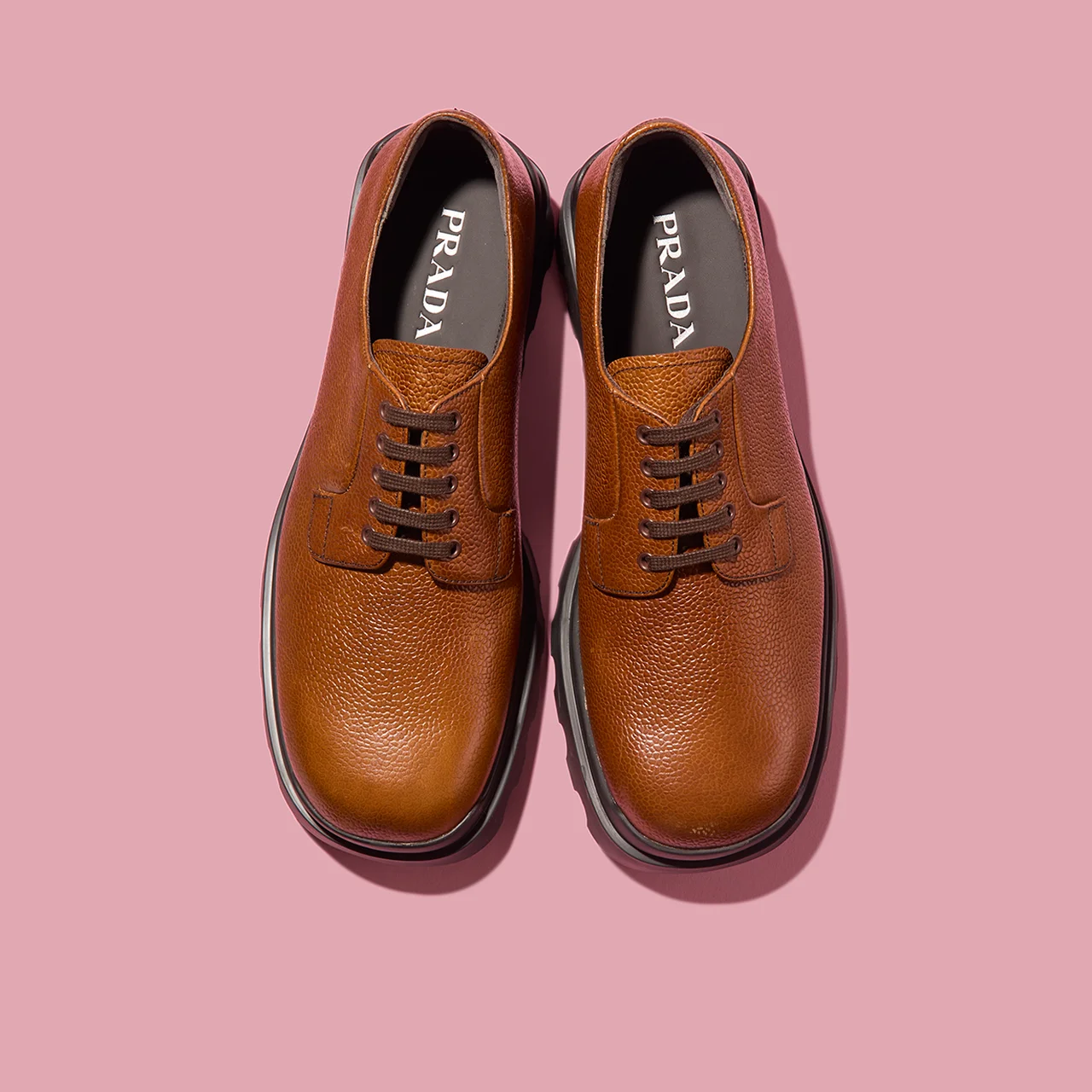 トゥ部分には丸みがあり、ポストマンシューズのようなルックス