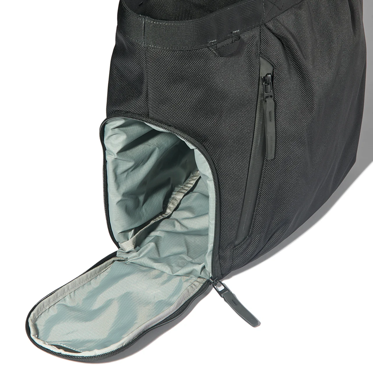 外側からアクセス可能なシューズ用スペースを備えている