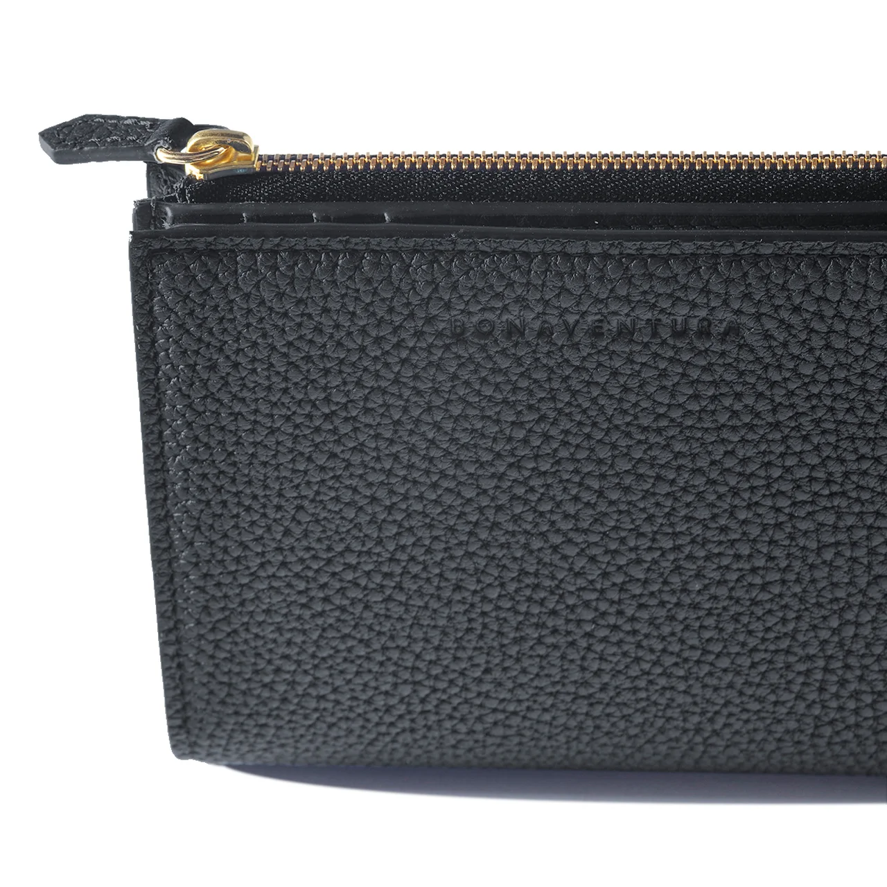 外装にはアイコニックなドライタッチのシュリンクレザーを使用