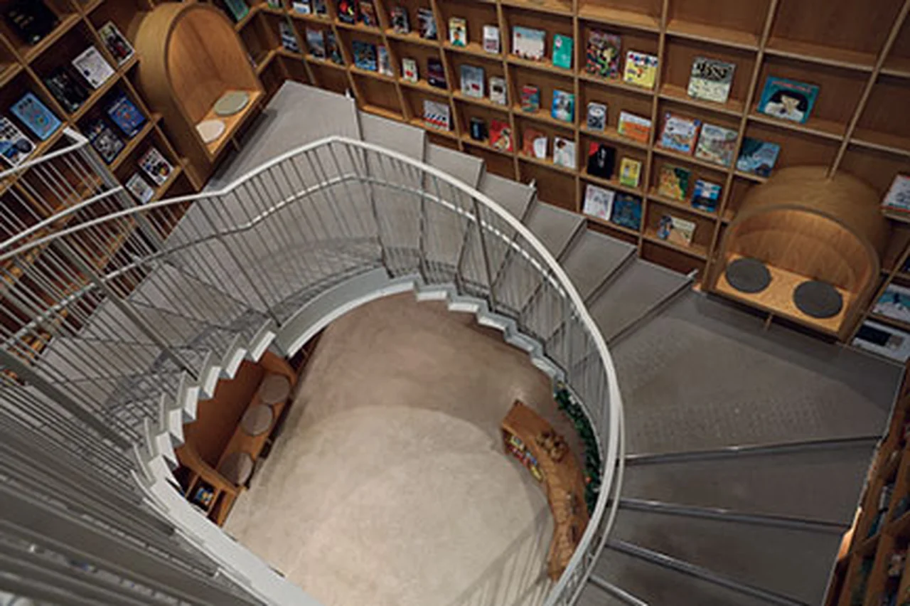 栃木の那須塩原市図書館（みるる）の背の高い書架