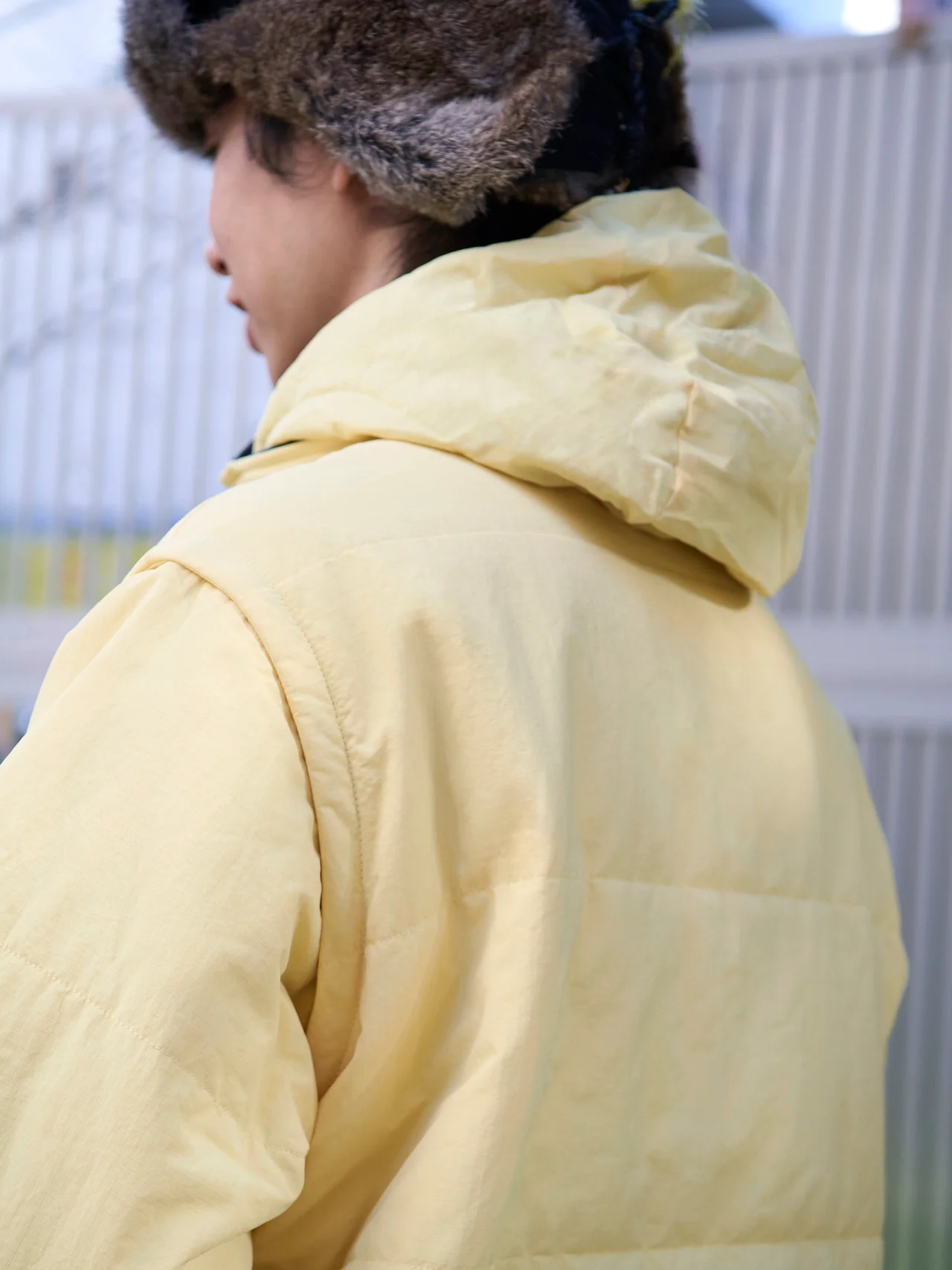 スタンドカラーに中綿入りのフードを内蔵