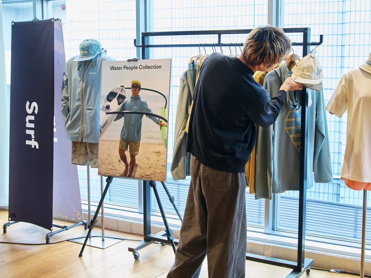 レトロなムードを取り入れたいときはナチュラルカラーのコーデュロイショーツで