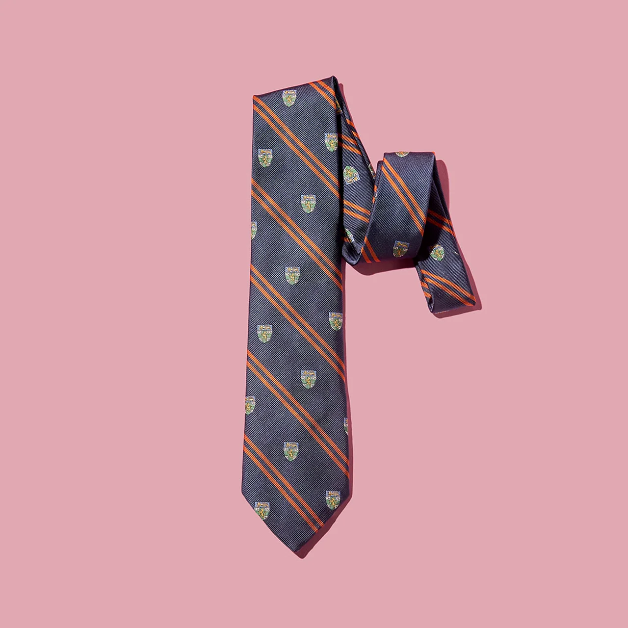 レジメンタルストライプとクレストをMIXしたシルクタイ