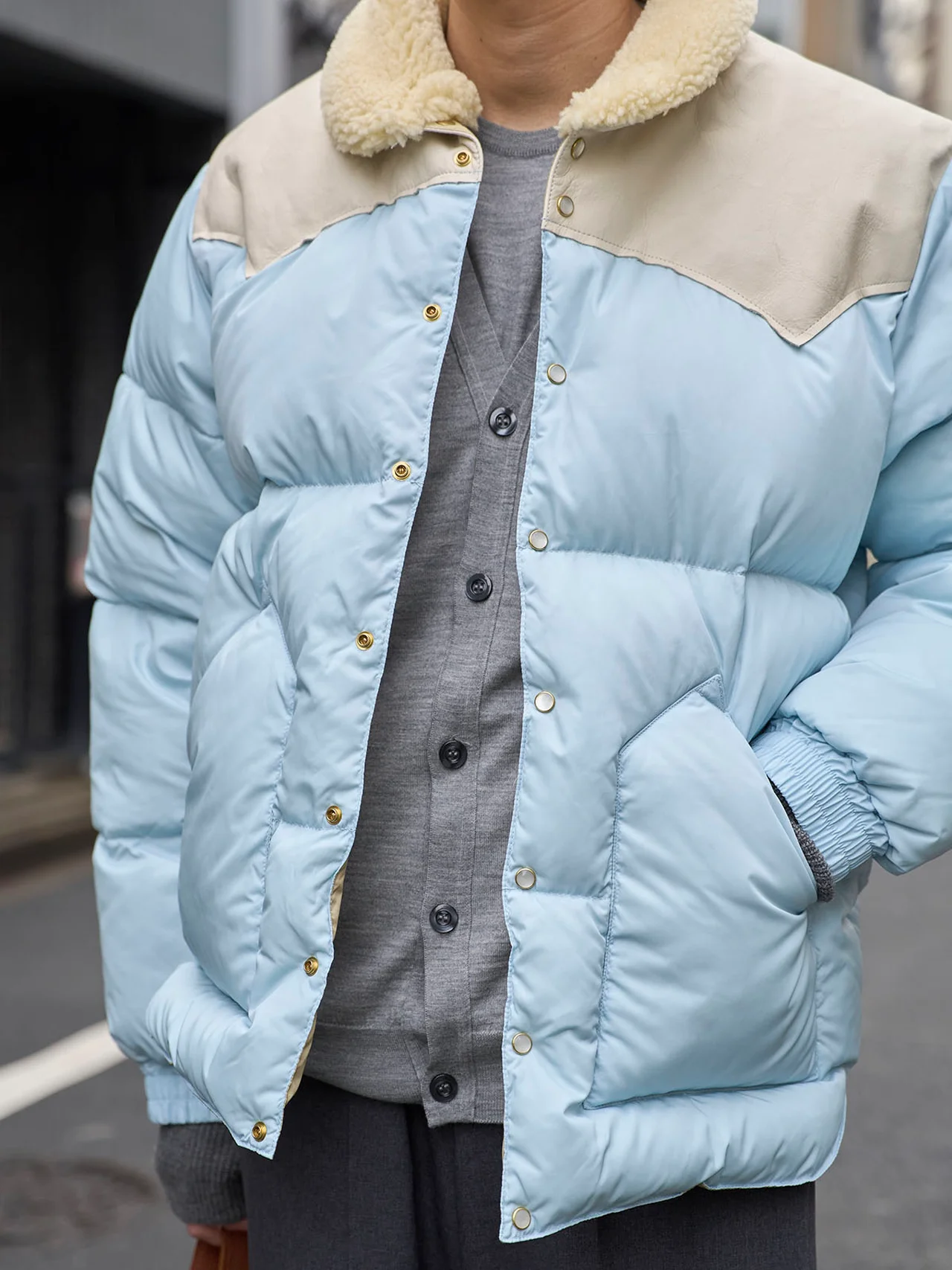 無骨なクリスティジャケットも水色だとソフトな印象