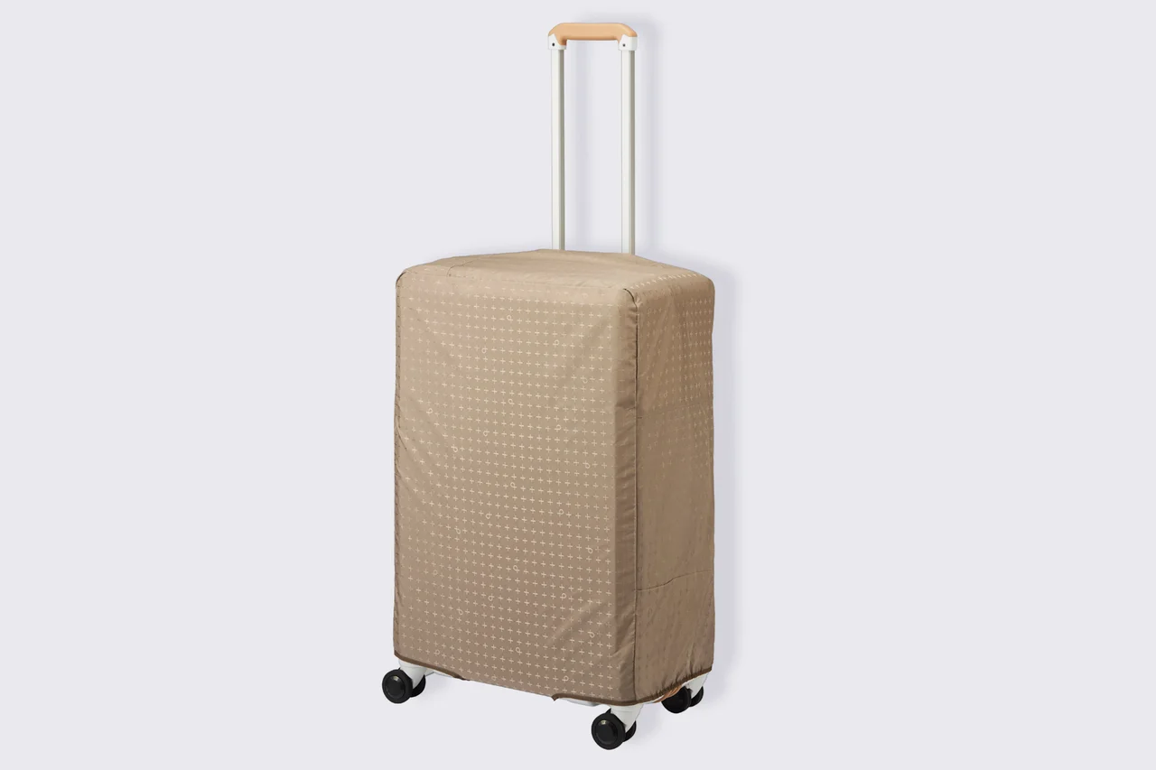 【差がつく大人のスーツケース】プロテカの「プレスティ」より新色ミッドナイトグリーンが登場。本体を傷や汚れから守る専用のケースカバー付き