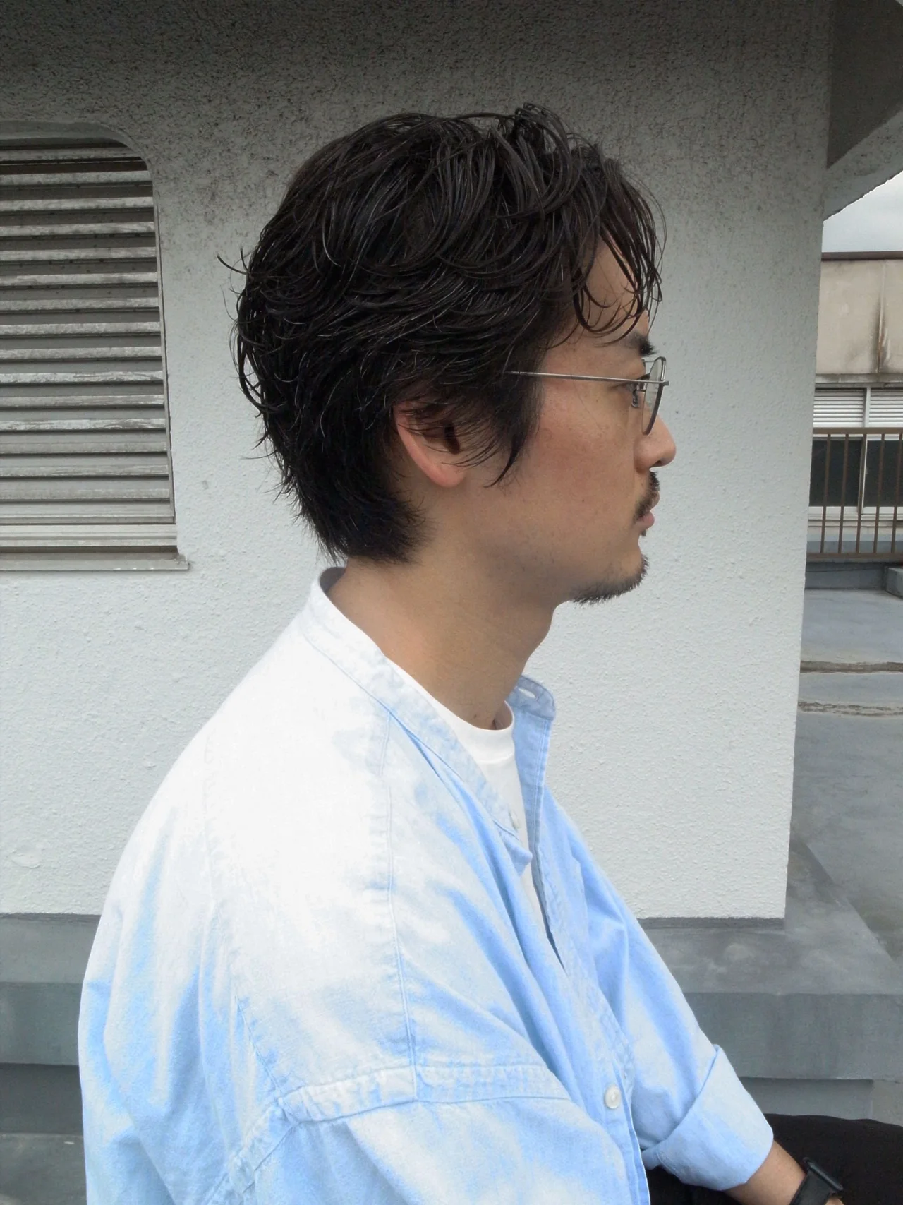 メンズヘア 大人な色気を感じるパーマスタイルの右サイド