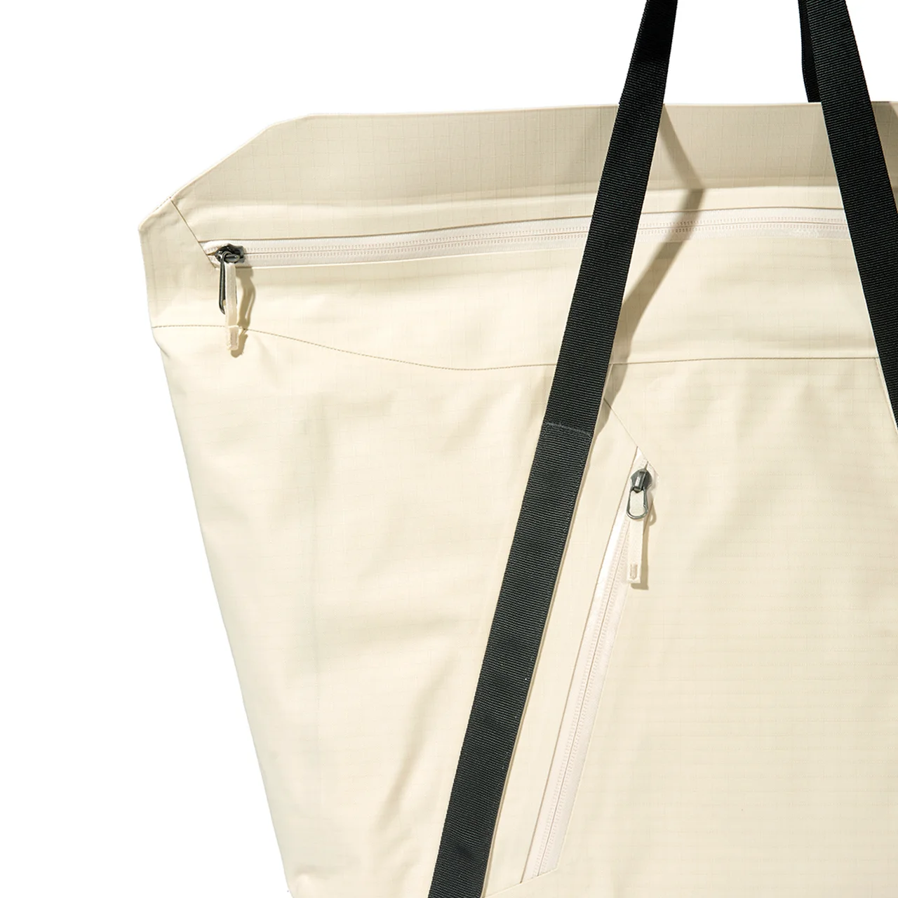 生地には表面にPUコーティングを施したN400r-AC² リップストップ素材を使用